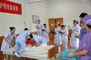 四川省人民医院护士学校的收费标准和助学政策是怎样的